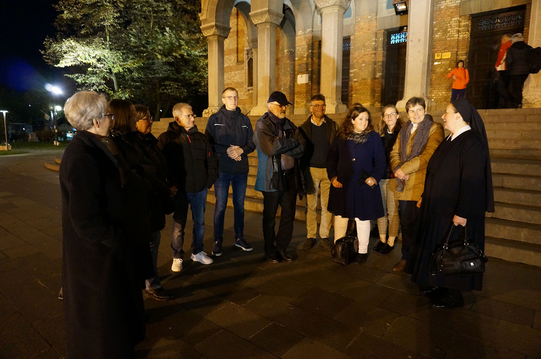 Einige der zum MfE-Meeting angereisten Mitglieder der Schönstatt-Bewegung vor der orthodoxen Kathedrale in Timisoara (Foto: Brehm)
