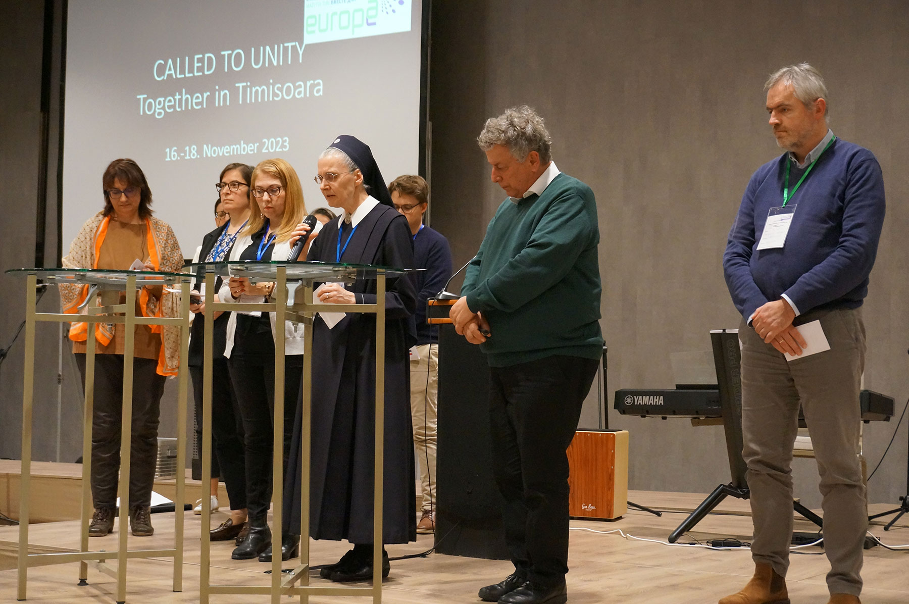 Schwester M. Lioba Ruprecht beim Gebet zur Erneuerung des Bündnisses der Liebe unter den beteiligten Gemeinschaften und Bewegungen