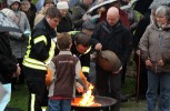 Der Kruginhalt wird dem Feuer übergeben (Foto: Fuchs)