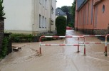 Zwischen Haus Wasserburg und Pallottikirche hindurch wälzt sich die braune Flut ...