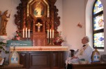 Pastor Aust steht der Andacht vor