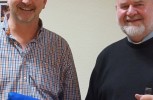 Dankeschön an Pfarrer Eberhard Jacob mit Köstlichkeiten aus dem Fairen Handel (Foto: Fella)