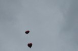 Luftballon-Herzen steigen auf
