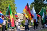 Internationale Fahnen werden mitgetragen