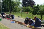 Viele Helfer beim Legen der Blumenteppiche