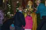 Kinder bringen Blumen zur Gottesmutter