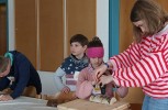 Die Kinder waren eifrig am Basteln. Foto: Anni-Brändle