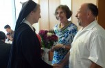 Schwester Gertud Maria Erhard dankt Ehepaar Carola und Herbert Frick für die Mitarbeit im Team (Foto